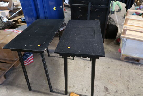 2 stk. bord rekvisitter