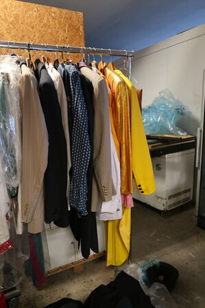 Stativ med div. "udklædningstøj"