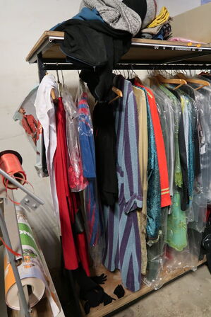 Stativ med div. "udklædningstøj"