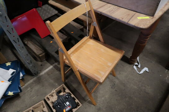 2 stk. højstole samt lysskilt