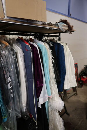 Stativ med div. "udklædningstøj"