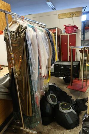 Stativ med div. "udklædningstøj"