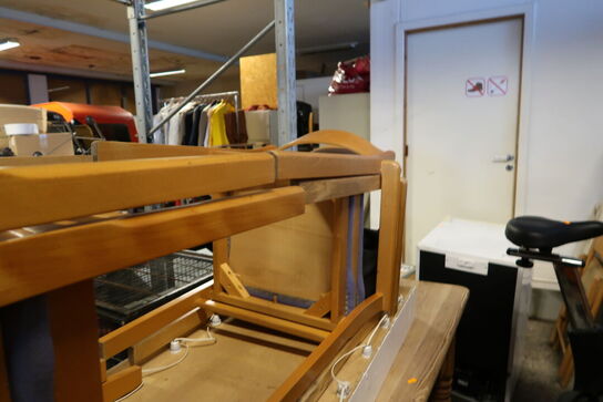 2 stk. højstole samt lysskilt