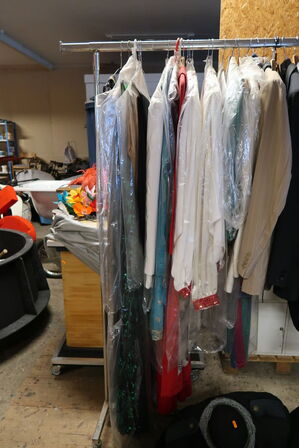 Stativ med div. "udklædningstøj"