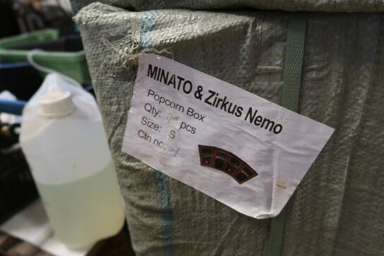 2 stk. paller med popcornbægre m.m.