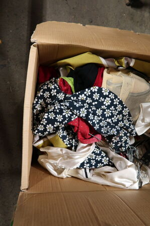 Div. Kasser med udklædningstøj, fodtøj m.m.