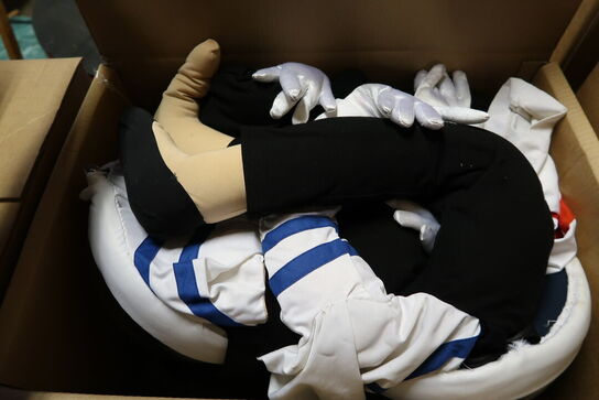 Div. Kasser med udklædningstøj, fodtøj m.m.