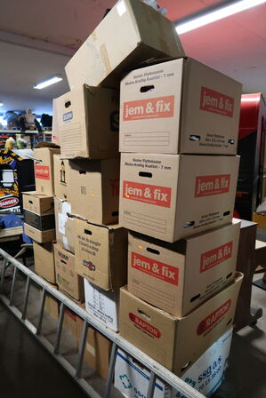 Div. Kasser med udklædningstøj, fodtøj m.m.