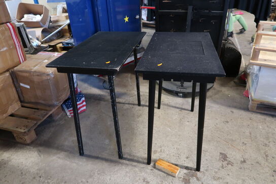 2 stk. bord rekvisitter