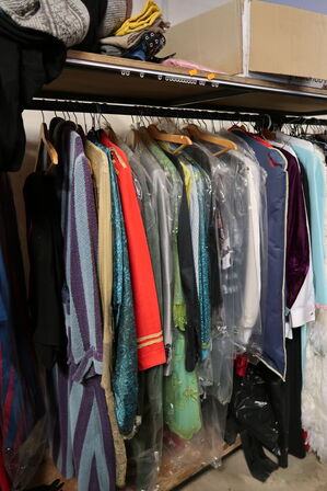 Stativ med div. "udklædningstøj"