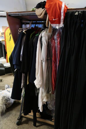 Stativ med div. "udklædningstøj"