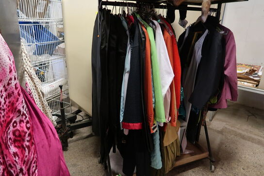 Stativ med div. "udklædningstøj"