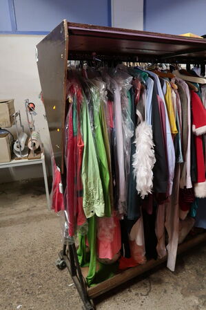 Stativ med div. "udklædningstøj"