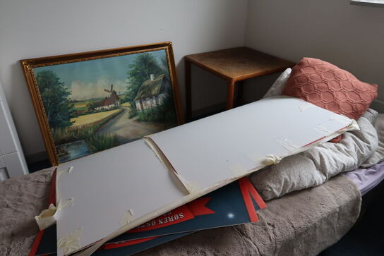 Rum med indhold bl.a. seng, div. Skabe, maleri, vægure m.m.