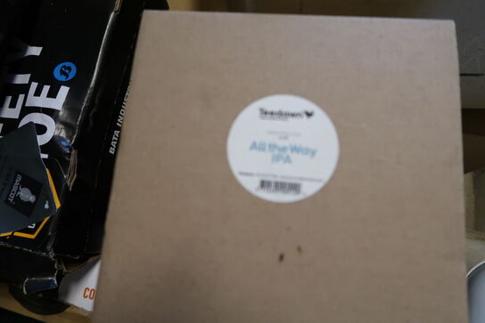 Palle med arbejdsbukser, kildevand m.m.