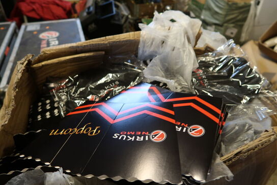 Palle med popcornbægre m.m.