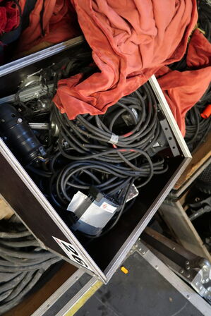 Palle med div. Lamper, ledninger m.m.