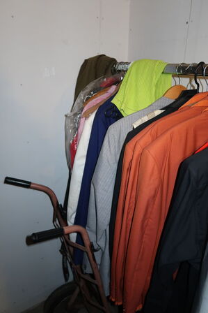 Stativ med div. "udklædningstøj"