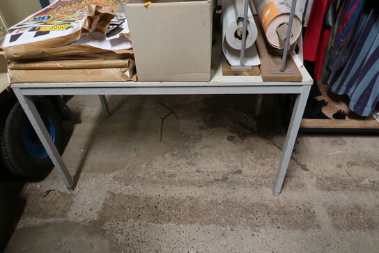 Bord med indpakningspapir m.m.