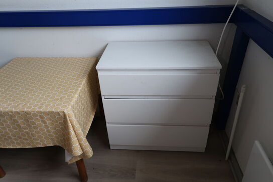 Rum med indhold bl.a. seng, bord, skabe, lænestol m.m.