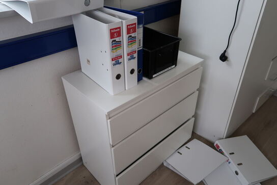 Rum med indhold bl.a. seng, kaffemaskine POINT, skabe m.m.