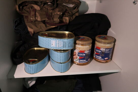 Rum med indhold bl.a. seng, div. Skabe, maleri, vægure m.m.