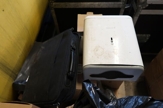 Palle med arbejdsbukser, kildevand m.m.