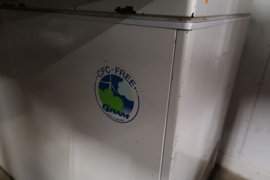 Kummefryser samt indhold ovenpå