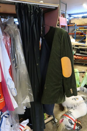 Stativ med div. "udklædningstøj"