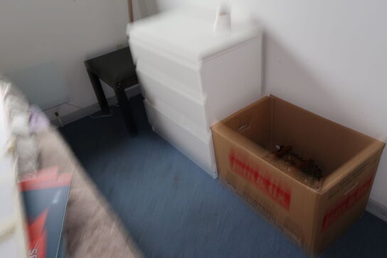 Rum med indhold bl.a. seng, div. Skabe, maleri, vægure m.m.