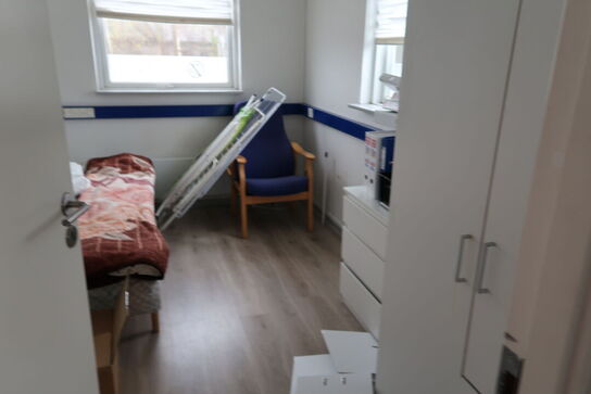 Rum med indhold bl.a. seng, kaffemaskine POINT, skabe m.m.