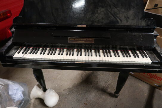 Klaver JOHN STROHMENGER & SONS London samt stol