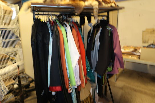 Stativ med div. "udklædningstøj"