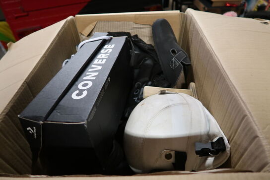 Div. Kasser med udklædningstøj, fodtøj m.m.