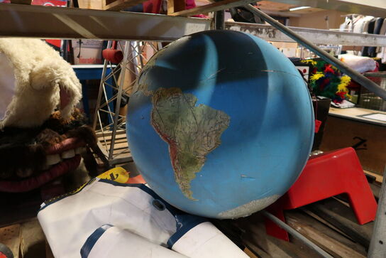 Palle med div. Presenninger samt rekvisit