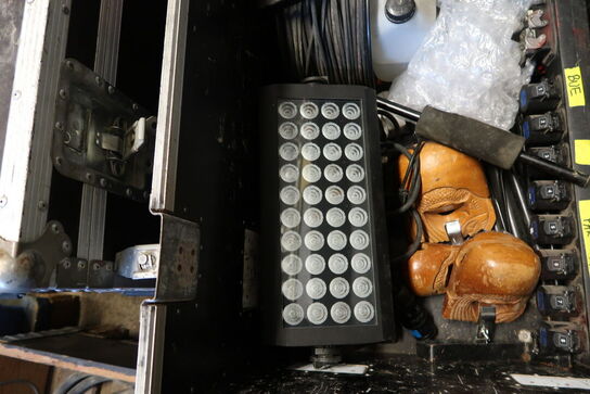 Flightcase med div. Ledninger, lamper m.m.