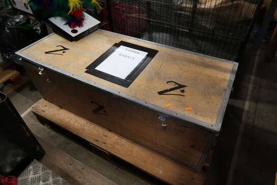 Opbevaringskasse med indhold