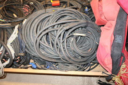 Palle med div. Kabler