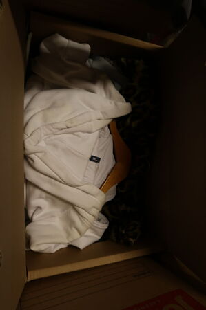 Div. Kasser med udklædningstøj, fodtøj m.m.