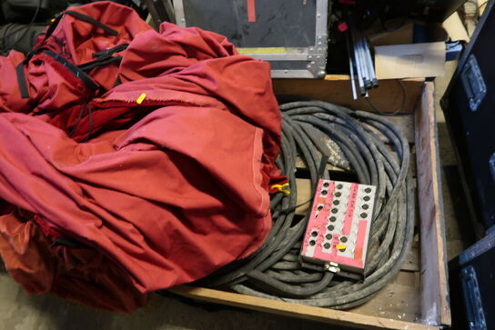 Palle med div. Lamper, ledninger m.m.