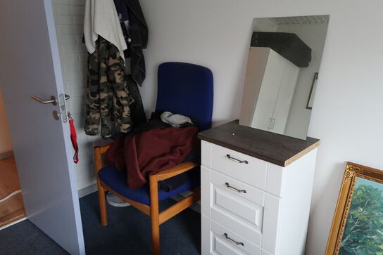 Rum med indhold bl.a. seng, div. Skabe, maleri, vægure m.m.