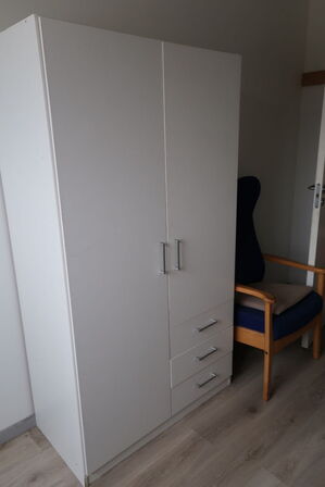 Rum med indhold bl.a. seng, bord, skabe, lænestol m.m.