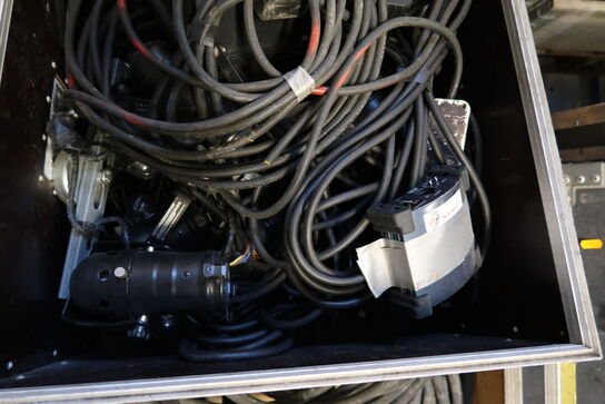 Palle med div. Lamper, ledninger m.m.