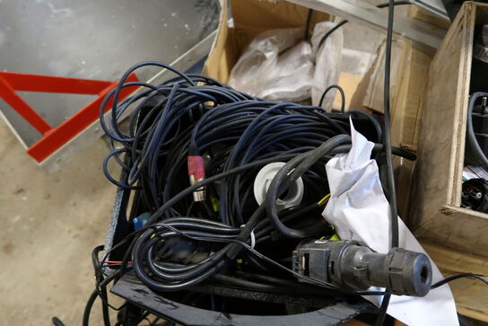 Palle med div. Ledninger, forstærker m.m.