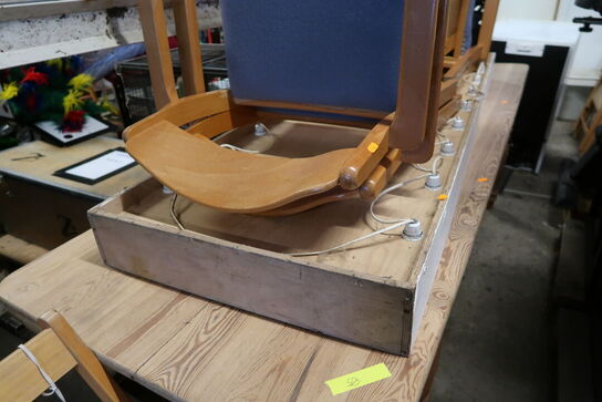 2 stk. højstole samt lysskilt