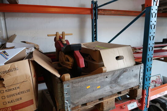 Palle med div. Spil samt gyngehest