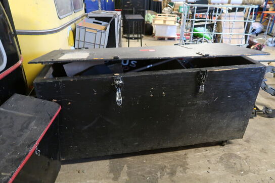 Opbevaringkasse med div. Kabler, lys, ildslukkere m.m.