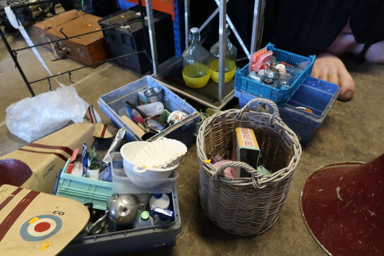 Div. Kasser samt kurv med indhold