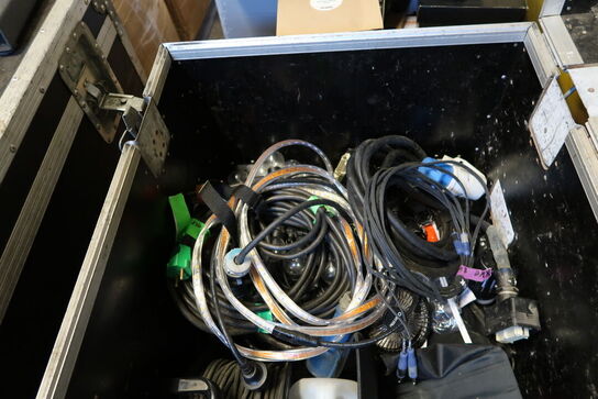 Flightcase med div. Ledninger, lamper m.m.