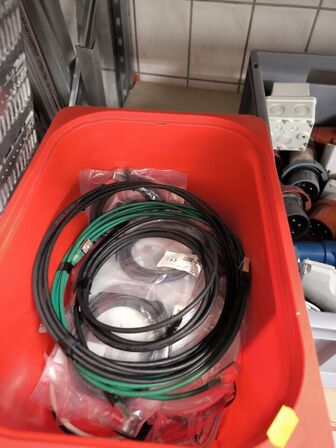 2 stk. hylder med indhold samt indhold under reol